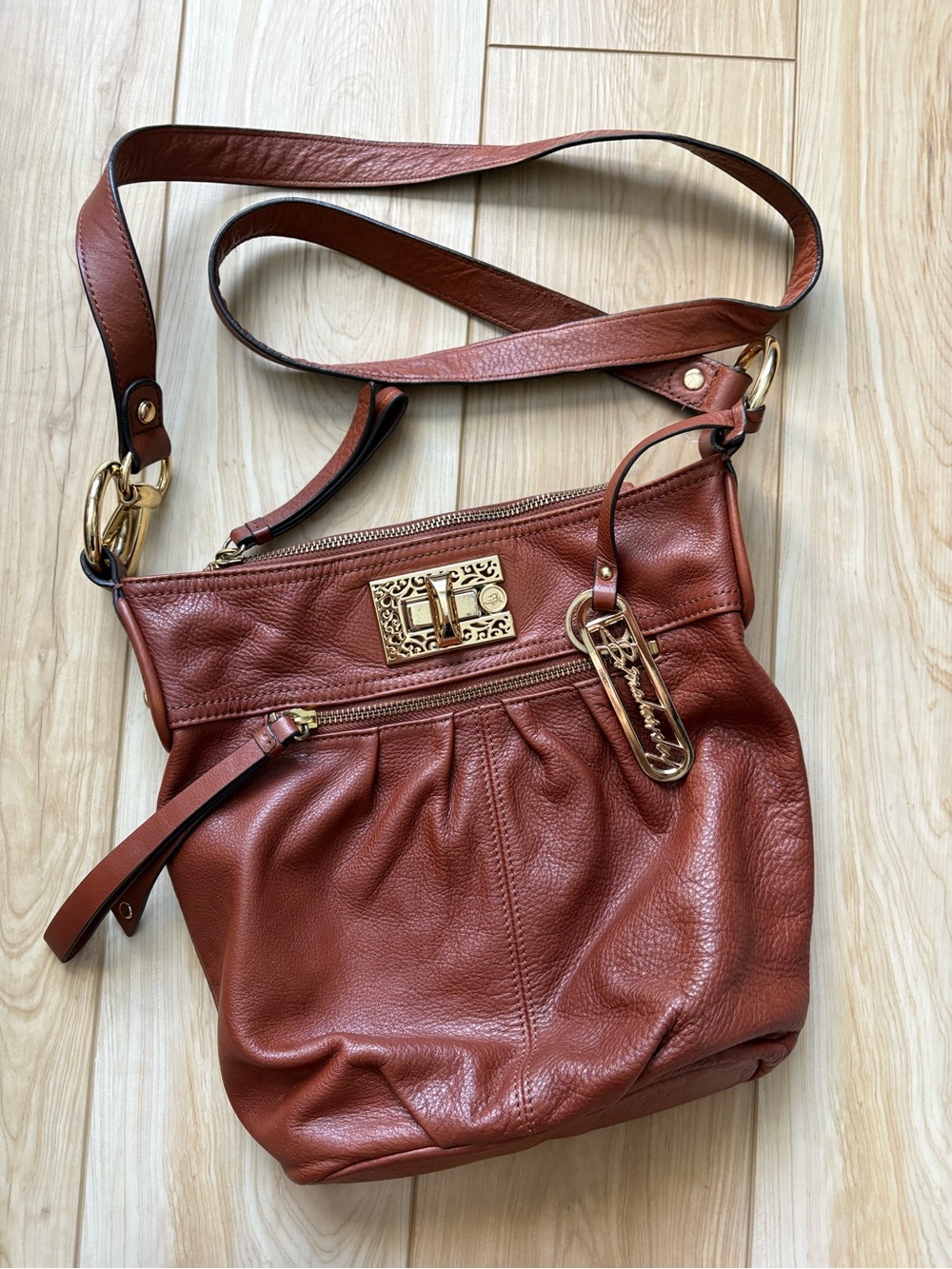 b. makowsky Cognac Leather Crossbody Bag with Gold Hardware Y2K Lux